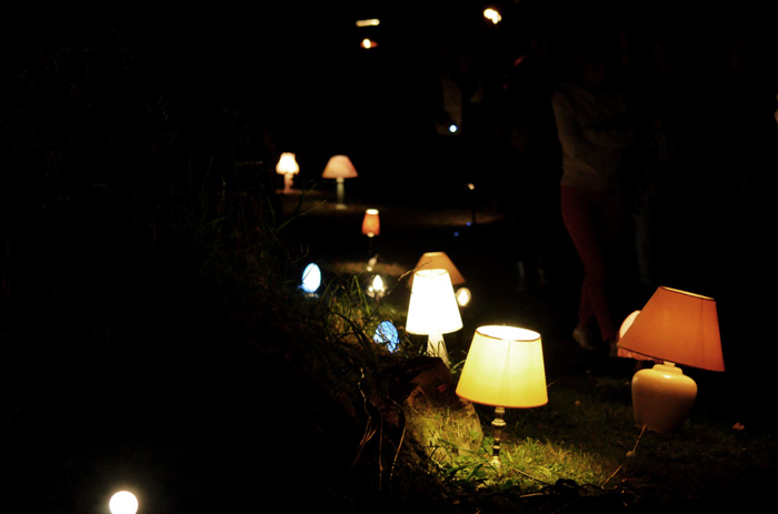 Un chemin illuminé par des dizaines de lampes de chevet, poussant tels des champignons