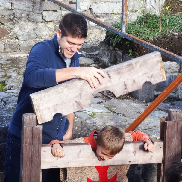 Un animateur et son groupe jouant dans les ruines du château de Moha