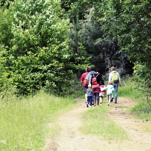 Promeneurs en pleine découverte de la promenade de la Pierre partant du château de Moha