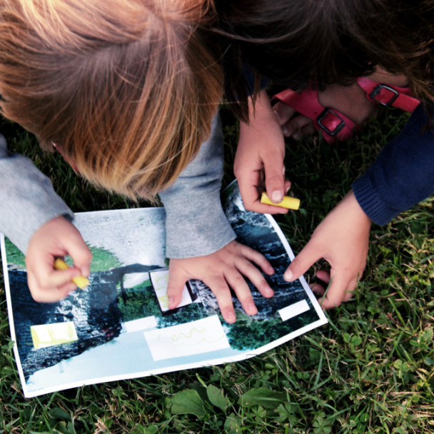 Deux enfants lisant une carte du château de Moha