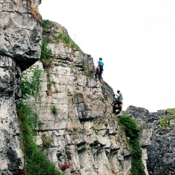Le club alpin préparant les voies d’escalade contre les paroies rocheuses du château de Moha